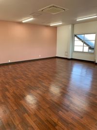 室内に大きな窓も有り、広々としています。 - 多目的ルーム 広々としたレンタルスペースの室内の写真