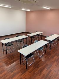 セミナースタイルでセットしております。20名様程着席可能です。 - 多目的ルーム 広々としたレンタルスペースの室内の写真