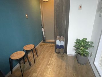 玄関前、スツール、右手がトイレ - corpo 新宿店 レンタルサロン、シェアサロンの室内の写真