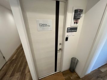 サロン入り口 - 関内レンタルサロンyou 完全個室プライベートサロンの入口の写真