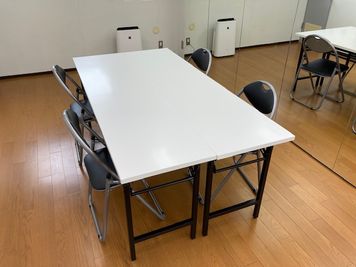 会議可能です(長机2台、折り畳み式椅子6脚あります) - レンタルスタジオ Sunny 高田馬場1号店の室内の写真