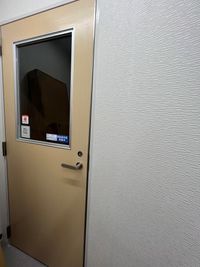 一番左に行くとこのようなドアがありますのでここがスペースとなります。 - SPACE 358 セミナールーム・会議室・ダンススタジオの入口の写真