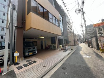 昭和通りから一本入った通りです。黄色い建物が目印です。 - SPACE 358 セミナールーム・会議室・ダンススタジオの外観の写真