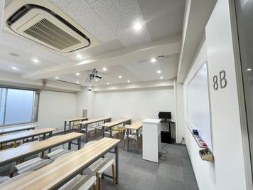 【ドアに「8B教室」と書いています】 - 【閉店】TIME SHARING 市ヶ谷 八重洲市谷ビル 【閉店】八重洲市谷ビル8Bの入口の写真