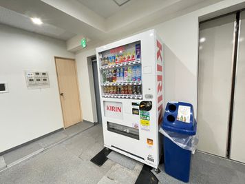 【8階共用部_自動販売機があります】 - 【閉店】TIME SHARING 市ヶ谷 八重洲市谷ビル 【閉店】八重洲市谷ビル8Cのその他の写真