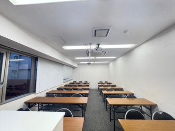 【司会台もあるのでセミナーに最適】 - 【閉店】TIME SHARING 高田馬場 ホンダビル ルームAの室内の写真