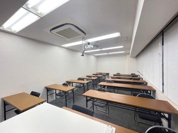 【司会台もあるのでセミナーに最適】 - 【閉店】TIME SHARING 高田馬場 ホンダビル ルームBの室内の写真