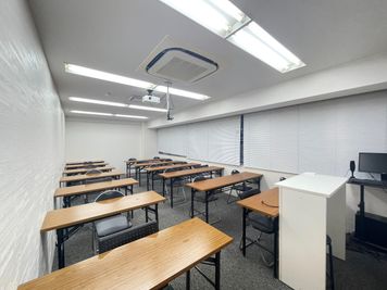 1,000円/1h★同フロア内に7部屋あり！18名着席でリーズナブルな貸会議室！ - 【閉店】TIME SHARING 高田馬場 ホンダビル