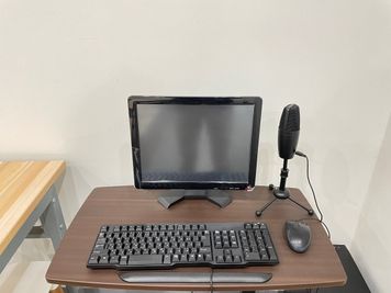 【WEBマイク※周辺のPCなどは接続イメージです。※お手持ちのPCとUSB接続していただきます】 - 【閉店】TIME SHARING 高田馬場 ホンダビル ルームCの設備の写真
