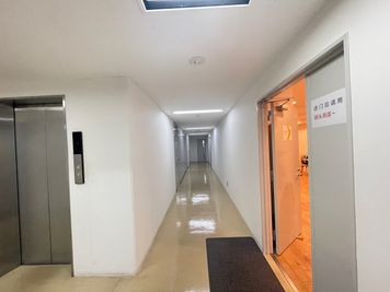 【3階共用部_廊下※突き当りにお手洗い（男女別）があります】 - 【閉店】TIME SHARING 高田馬場 ホンダビル ルームCのその他の写真