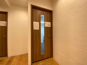 【ドアに「D」と書いています】 - 【閉店】TIME SHARING 高田馬場 ホンダビル ルームDの入口の写真