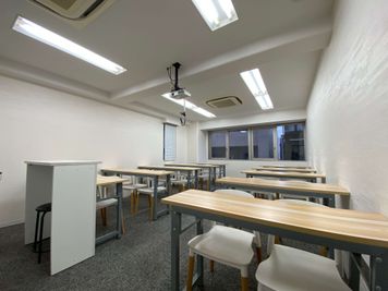 【司会台もあるのでセミナーに最適】 - 【閉店】TIME SHARING 高田馬場 ホンダビル ルームDの室内の写真