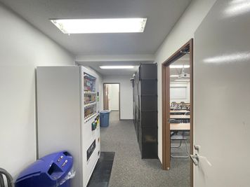 【共用部に自動販売機あり】 - 【閉店】TIME SHARING 高田馬場 ホンダビル ルームDのその他の写真