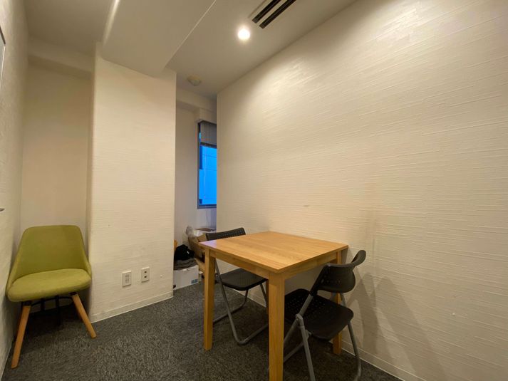 【2名収容のシンプルな会議室】 - 【閉店】TIME SHARING 高田馬場 ホンダビル VIP1の室内の写真