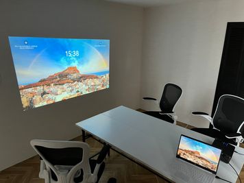 室内プロジェクター使用写真② - 国府台駅徒歩1分、貸会議室・上映会・オンラインMTGスペース 貸会議室兼打ち合わせスペースの室内の写真