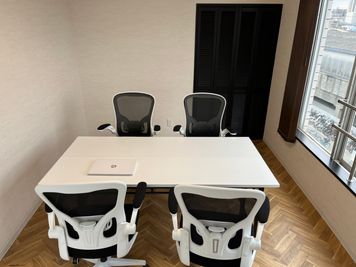 室内写真① - 国府台駅徒歩1分、貸会議室・上映会・オンラインMTGスペース 貸会議室兼打ち合わせスペースの室内の写真