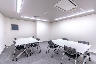 控室に★島型　2島　8名(2名がけ) - 銀座ユニーク貸会議室7丁目店 N306の室内の写真