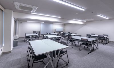 研修に★島型　8島　32名（4名がけ） - 銀座ユニーク貸会議室7丁目店 N401の室内の写真