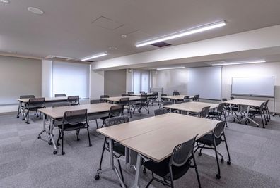 研修に★島型　8島　32名（4名がけ） - 銀座ユニーク貸会議室　7丁目店 N402の室内の写真