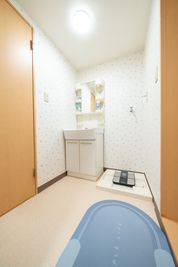 更衣室（施錠可）、洗面台
トイレ、バスルームへの入り口です。
体組織計有り。 - レンタルスペースＵＧＤ Rental space UGD 日本橋の室内の写真