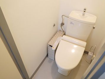 《RIVERLD神田》 【神田駅徒歩2分】最大32名/光回線Wifi/会議室/セミナーの室内の写真