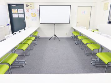 《RIVERLD神田》 【神田駅徒歩2分】最大32名/光回線Wifi/会議室/セミナーの室内の写真