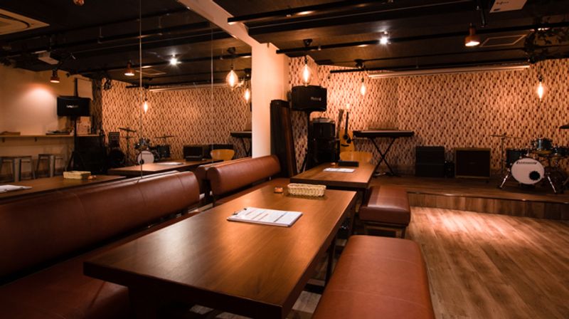 Cafe＆Beer あるか→アるか　地下1階 LIVE・イベント・上映会等可能な、ゆったりおしゃれ地下スペースの室内の写真