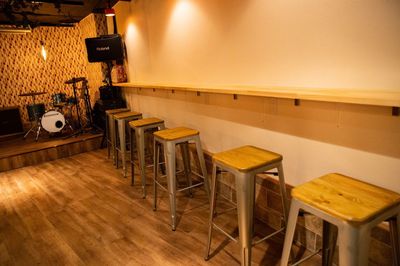 Cafe＆Beer あるか→アるか　地下1階 LIVE・イベント・上映会等可能な、ゆったりおしゃれ地下スペースの室内の写真
