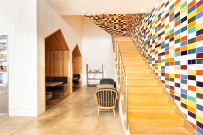 半個室と階段 - S.S.ODAIBA スイッチ スタンド オダイバの室内の写真