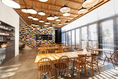 入口側からのカフェスペース - S.S.ODAIBA スイッチ スタンド オダイバの室内の写真