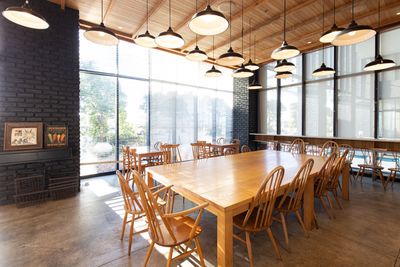 エントランス付近のテーブル席  - S.S.ODAIBA スイッチ スタンド オダイバの室内の写真