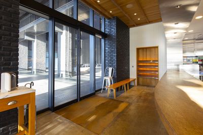 カフェスペースのエントランス - S.S.ODAIBA スイッチ スタンド オダイバの室内の写真