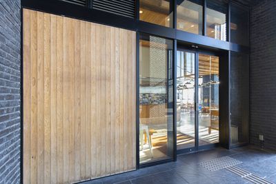 外側からのエントランス - S.S.ODAIBA スイッチ スタンド オダイバの入口の写真