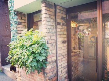 HOTSTAFF 代々木八幡駅から徒歩1分、ガラス張りの路面店！の入口の写真