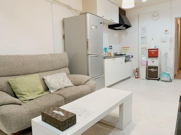 休息スペース、キッチンは他のスペースのお客様と共同利用となります。 - ミーティングスペースD301 梅田ミーティングスペースD301の室内の写真
