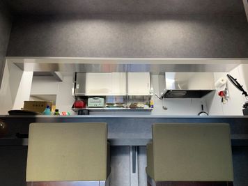 キッチンAは調理したのものをすぐに提供できるカウンターつき。 - M's Social Kitchen レンタルキッチンの設備の写真