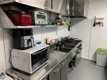 一通りの調理ができるキッチンA。 - M's Social Kitchen レンタルキッチンの設備の写真