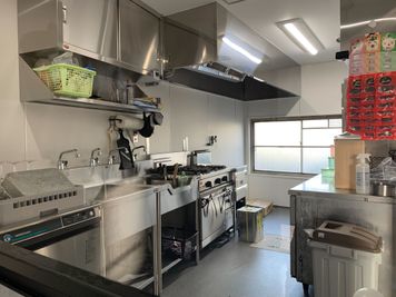 急速冷凍やスチームコンベクションなどプロ仕様の設備がそろったキッチンB。 - M's Social Kitchen レンタルキッチンの設備の写真
