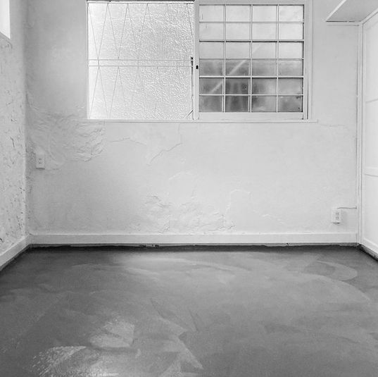 味のあるテクスチャーの壁が特徴的な白い空間です。
作品や商品の展示、販売、会議室、アトリエ、作業スペースとしてお使いいただけます。 - blank side ギャラリー・セレクト・イベントスペースの室内の写真