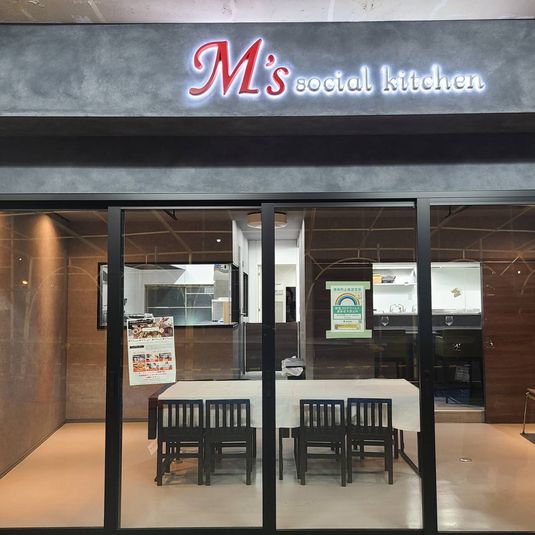 正面は大きく開閉可能なサッシ。 - M's Social Kitchen Aキッチン＋フリースペース（営利）の室内の写真