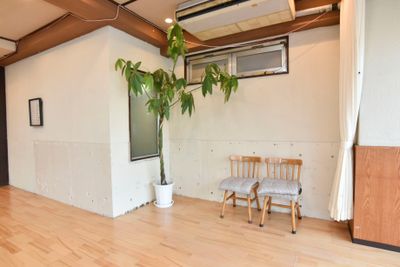 L字形状のカーテンを開いて更衣室としてご利用いただけます
※椅子は通常は設置しておりません - Tumboo55 Studio 鏡付きフィットネス、ダンス用スペースの設備の写真