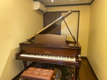木目のグランドピアノは、C2XLPです。よく響くので、気持ちよく演奏していただけます。
 - エマスタ（Ema Rental Studio） 【墨田区】グランドピアノ付き音楽スタジオ（押上・錦糸町・亀戸）の室内の写真