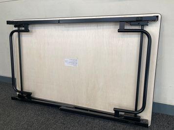 テーブルは折り畳んでスペースを広く使えます。 - カリクラシ 西田ビル４F 広いベランダの多目的スペース！【西田ビル４F】の室内の写真