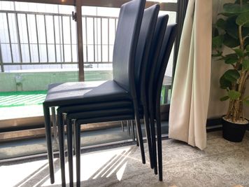 椅子をスタッキングできるので、スペースを広く使えます。 - カリクラシ 西田ビル４F 広いベランダの多目的スペース！【西田ビル４F】の室内の写真