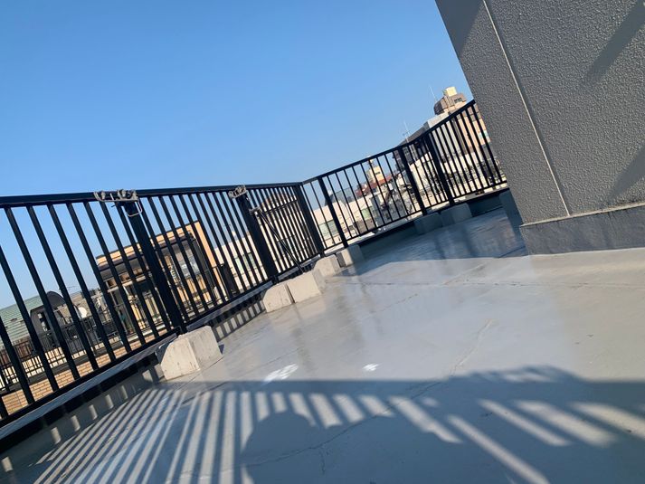 屋上のくつろぎスペース - スカイツーツリーを臨む「屋上スペース」