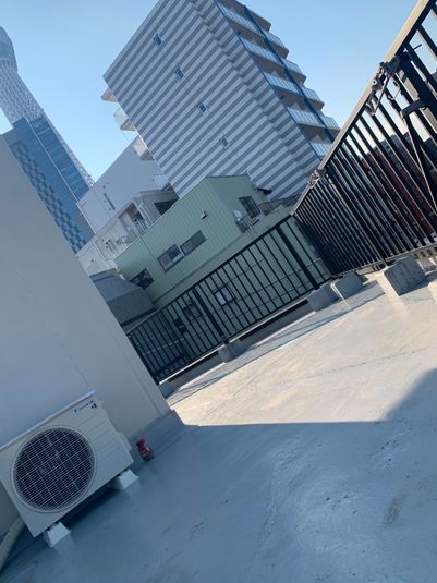 屋上のくつろぎスペース - スカイツーツリーを臨む「屋上スペース」