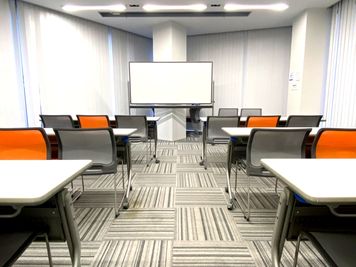 貸会議室TimeOffice名古屋 TimeA スクール型  最大18名利用可（45㎡） の室内の写真