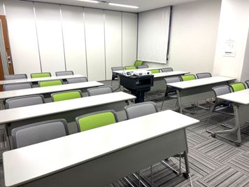 貸会議室TimeOffice名古屋 TimeC スクール型  最大24名利用可（44㎡） の室内の写真