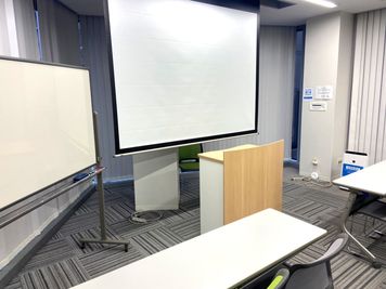 貸会議室TimeOffice名古屋 TimeD スクール型  最大18名利用可（49㎡） の室内の写真