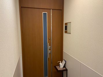 貸会議室TimeOffice名古屋 TimeD スクール型  最大18名利用可（49㎡） の入口の写真